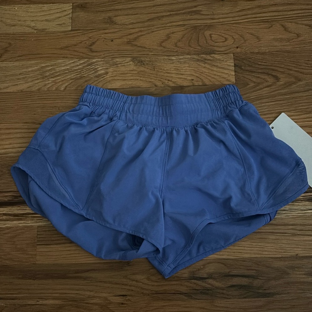 Lululemon Hotty hots in size 4 2.5 inch